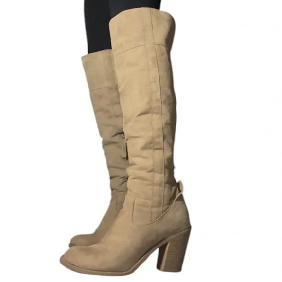 Size 8.5 Boots - Picture 2 of 8